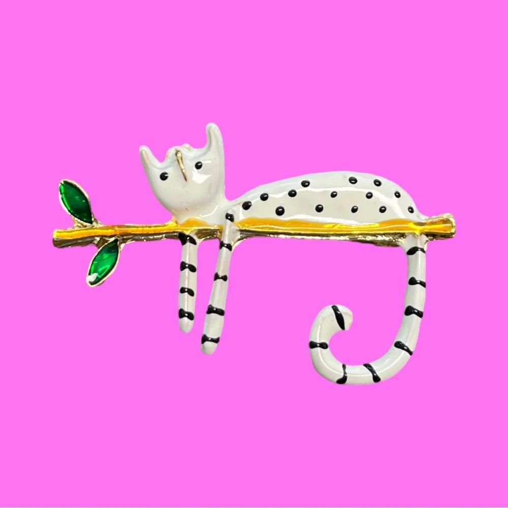 Brooch NIP White Polka Dot Cat on Branch, Enamel paint on goldtone base